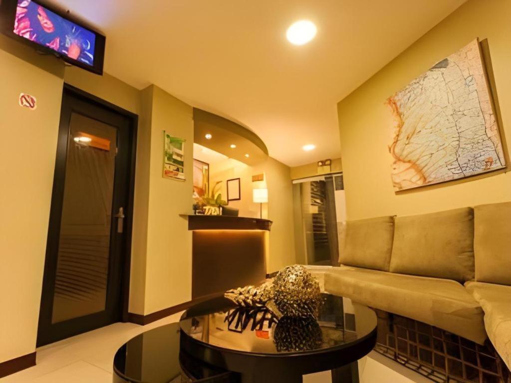 L Square Hotel Tarlac City Екстер'єр фото