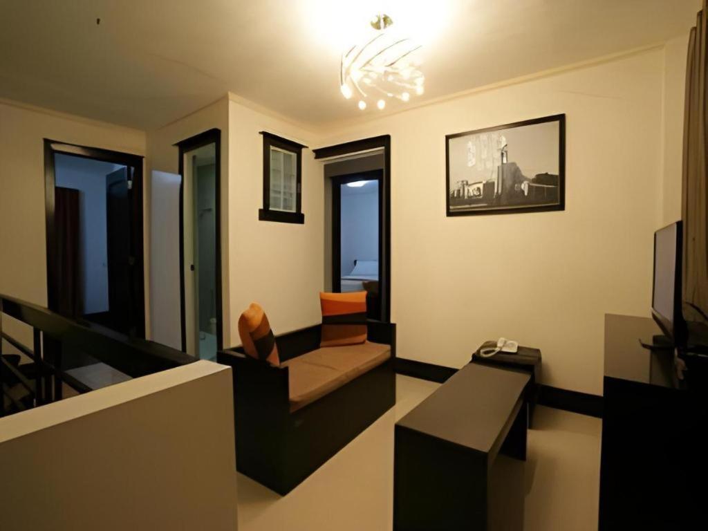L Square Hotel Tarlac City Екстер'єр фото