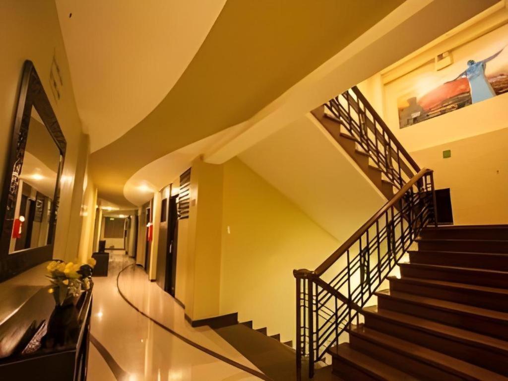 L Square Hotel Tarlac City Екстер'єр фото