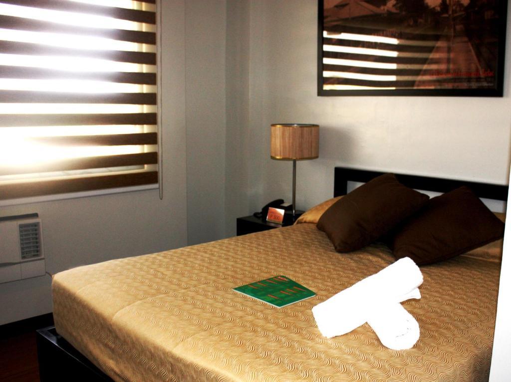 L Square Hotel Tarlac City Номер фото